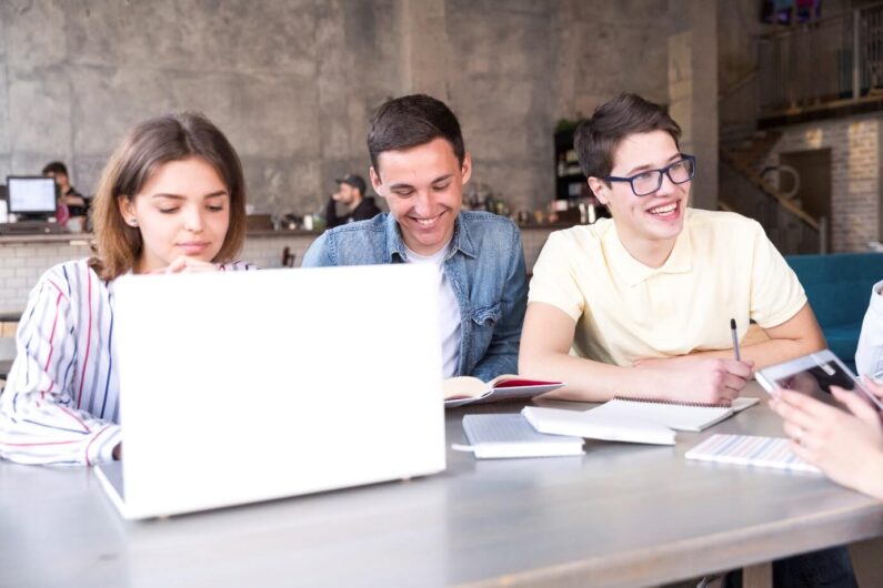 Jovens estudando para medicina